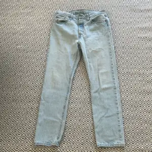 Ett par Levis 501 jeans i storlek W28 L30. De passar dom som är mellan 170-175cm. Skick 8/10, dom är väldigt sparsamt använda. Nypris är 1200kr. 