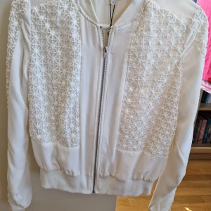 Söt liten jacka.  - Storlek 34, oanvänd!