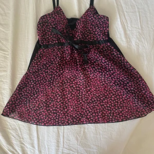 Blommig top - Söt blommig top med knyt fram. Står inget märke eller storlek men skulle säga xs. 