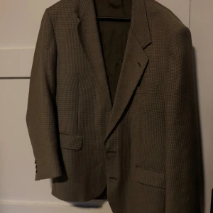 Retro kavaj XL - Säljer min fina gamla rutiga retro kavaj. Den är hel utan några täcken på användning. Den är rätt gammal men väl omhändertagen. Storlek XL typ. Står inte men den är rätt stor