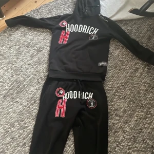 Hoodrich  - Hej säljer min äkta Hoodrich dress den är i bra skick har använt den några gånger passar M-L kan va ett litet jack inuti syns knappt för mer information kontakta mig🙃
