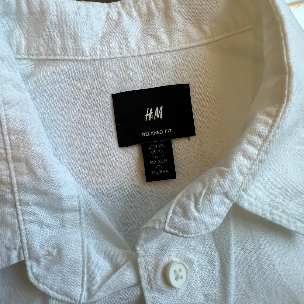 Vit kortärmad skjorta från HM i storlek S. Passformen är relaxed fit vilket med dess vita färg är en perfekt kombination för sommaren. Använts endast 1-2 gånger så är mer eller mindre ny. Sitter bra på kroppen och funkar bäst med ett par svarta jeans. Skjortor.