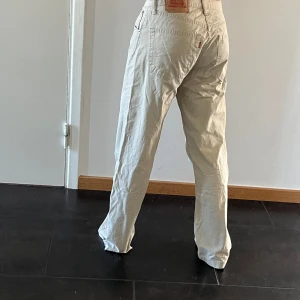 Levis byxor - Ett par vintage Levis byxor i mycket bra skick! De är svala och bekväma, perfekta inför sommaren🤩 De är beiga och sitter lite pösig så det är behagligt att röra sig i dem!
