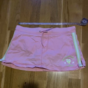 Rosa minikjol - Jättesöt och sommrig minikjol med inbyggda shorts. Se bild för mått. Skulle säga att det är storlek xs. 