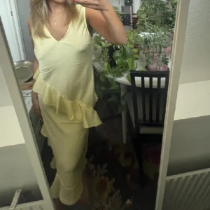 Gul sommarklänning  - Säljer denna otroligt fina sommarklänning från H&M då den ej passade mig. OBS: Lånad bild💛