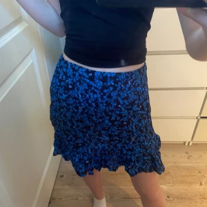 Jättefin kjol - Mörkblå och svart kjol. Den är i fint skick. Hör av er innan ni köper eller om ni har frågor❤️