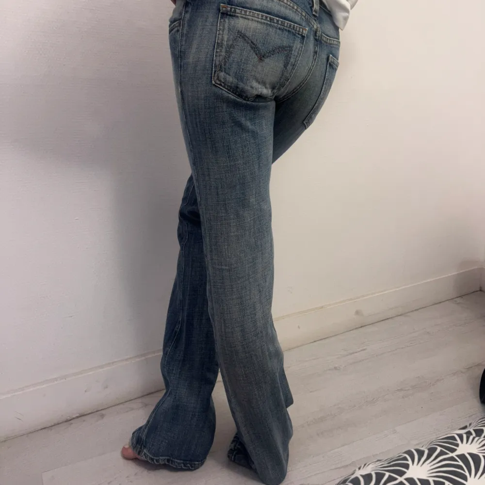 Så sjukt snygga lågmidjade bootcut jeans från meltin pot , perfekt skick . Jeans & Byxor.