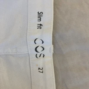 Slim Fit COS Jeans  - Säljer ett par vita slim fit high waist COS. Sälger därför att jag inte har knappt använt dom. Helt nya, knappt använda jeans i storlek 27. 