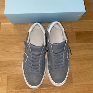 Philippe model skor - Skorna är i bra skicka kanske lite smutsiga men inget som inte går att tvätta bort. Ny pris: 4000kr 