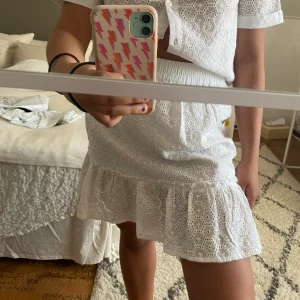 Volangkjol - Supersöt och fin broderad volangkjol med resår i midjan! Bra skick💗