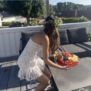 Super snygg klänning  - OTROLIGT SNYGG klänning i vit spets perfekt för sommaren 