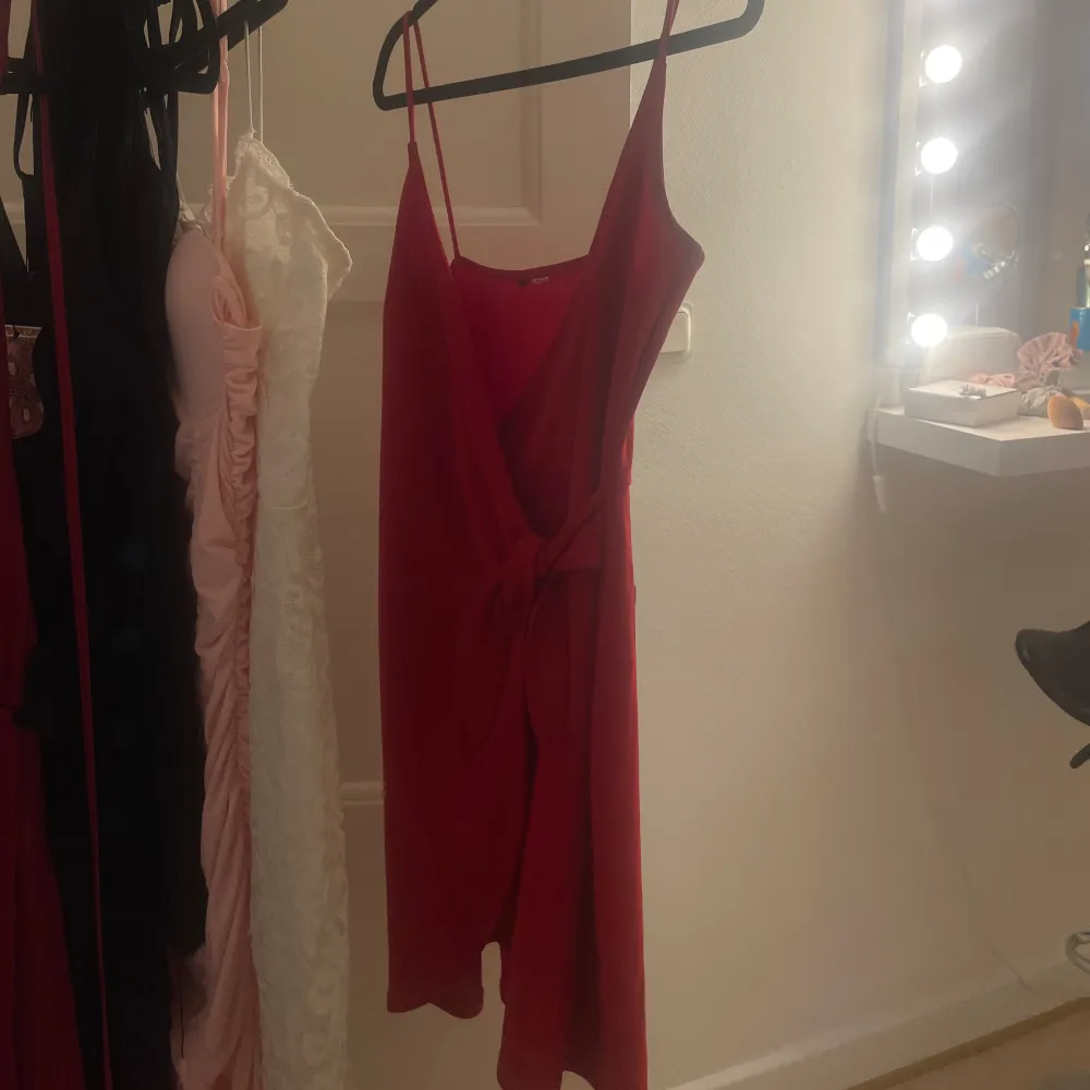 Storlek S Aldrig använd Röd klänning med knyte som framhäver midjan. Klänningar.