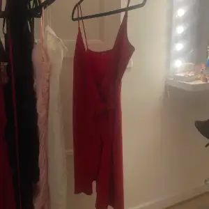Storlek S Aldrig använd Röd klänning med knyte som framhäver midjan