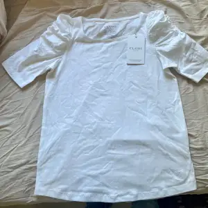 Vit t-shirt med detaljerade ärmar. Aldrig använd i nyskick. Orginalpris: 374 kr.🥥🦢