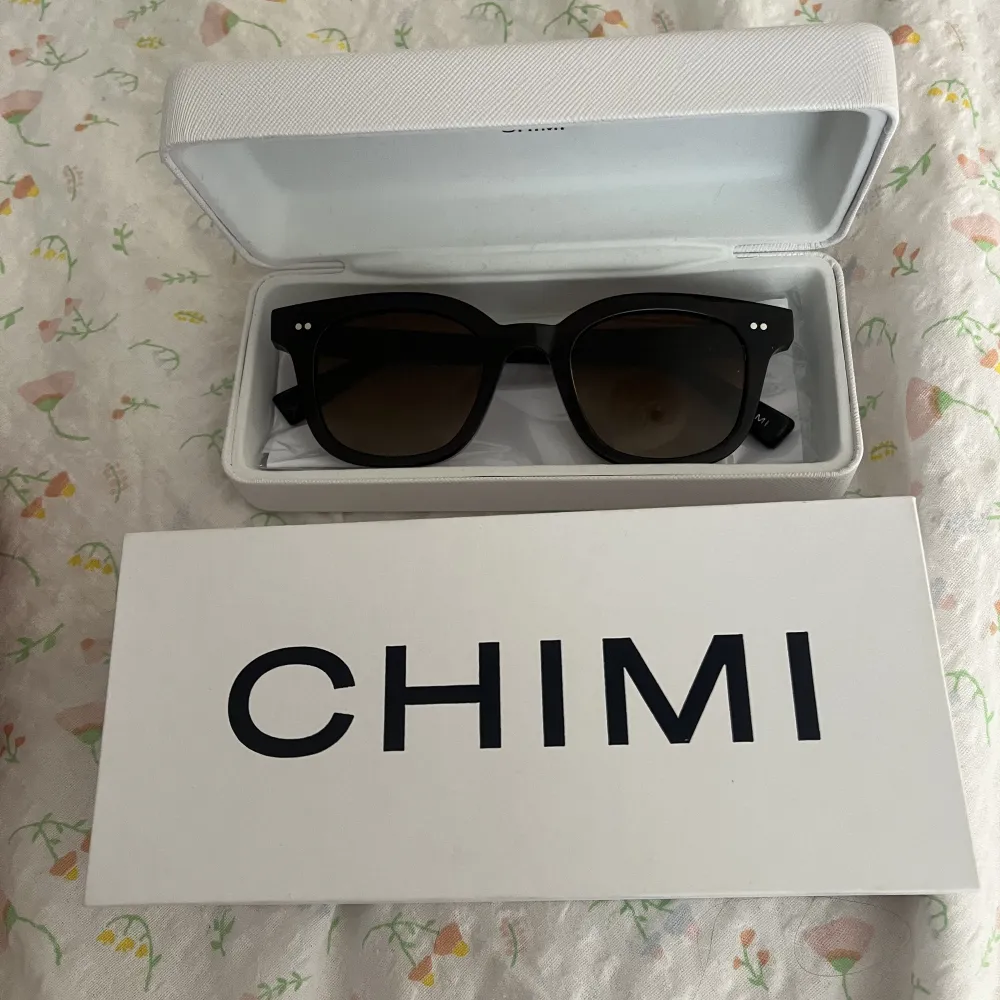 Ett par nästan helt oanvända solglasögon från chimi i modellen 02 Brown. Känns och ser ut som nya. Accessoarer.