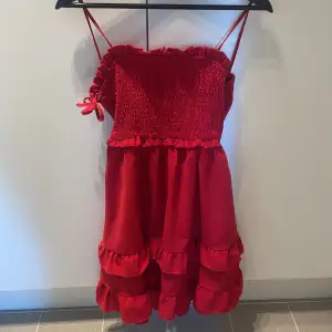 Röd, somrig klänning som tyvärr inte passar 💔 superfin med öppen rygg