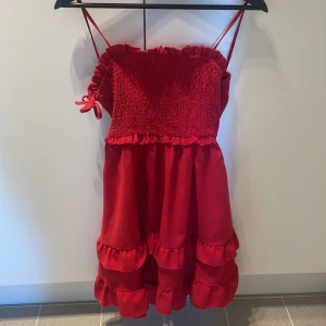 Röd klänning - Röd, somrig klänning som tyvärr inte passar 💔 superfin med öppen rygg