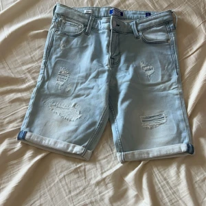 Shorts - Shorts från Jack n Jones  Hann endast använda de ett få tal gånger innan jag växte ut dom 