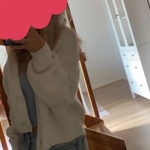 Stickad kofta  - Superfin stickad kofta, andvänd några få gånger men i jättebra skick