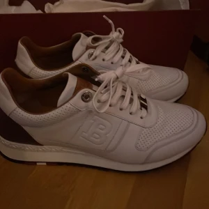 Bally skor oanvända - Ett par Bally skor jag fick för ett tag sedan i present. Glömde bort dem eftersom de va förstora för mig då så testa dem på fötterna sen lät jag de ba ligga. Nu e dem försmå för mig så kan inte använda dem. Storlek 41, us 8. Nypris ~6000kr. Äkta
