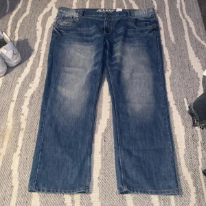 Y2k baggy jeans - Feta jeans med extremt skön passform och en bra wash dom är väldigt stora men det finns en sko snöre på insidan av höft bandet att fixa dom för att passa vid frågor om måt och annat skriv i dm