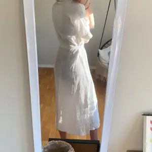 En vit lång klänning som har används en gång säljer för att den inte passar min stil