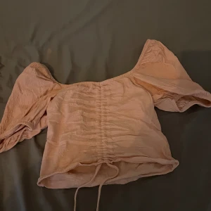 Ribbad kroppad T-shirt med puff ärmar - Bra skick, snören i fram för att ändra form