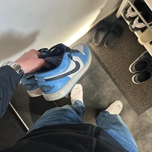 Jordan 1 Low UNC - säljer dessa används j1 low unc då jag it använder de mer o bytt stil, använda men ändå i fin skick, sulan kan tvättas innan ja skickar de. Kom pv för mer frågor 