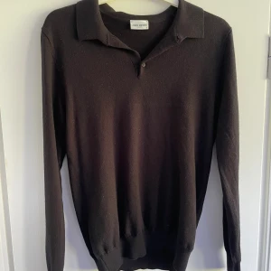 John Henric rugby tröja - Jätte fräsch John Henric Rugbytröja i 100% merino ull. Färgen är svart och den är i storlek S. Vill få bort snabbt därav priset🌟