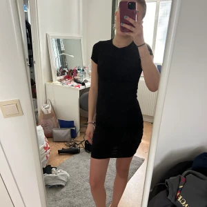 klånning - ännu en klänning då jag resar min garderob stort! Denna är i xxs men väldigt stretshig 🩷Allt ja lägger upp är i nyskick