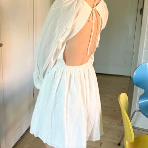 Fin vit klänning  - Säljer denna klänning då jag bara använt den en gång, i mycket bra skick.💗💗