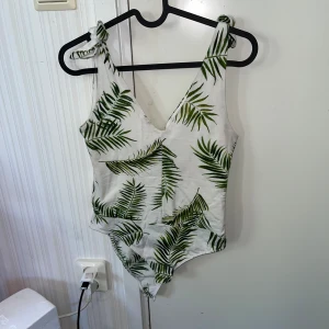 Linne / Bodysuit - Body som går att justera / göra tajtare och lösare, med knutarna på axlarna.  Skit snygg med jeans på sommaren