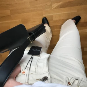 Jeans med raka ben - Oanvända jeans med prislappar från Stradivarius i storlek 36, jag är 170 cm lång