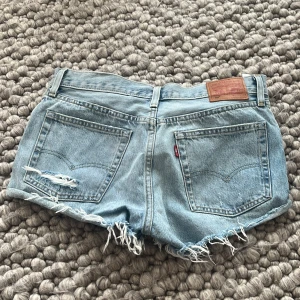 Levis shorts - Säljer ett par jätte fina Levis shorts i strl 28 nästan helt oanvända (mid waist)❤️ kan tänka mig att sänka priset