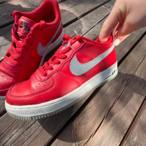 Röda Nike Air Force 1 - Hej, säljer nu mina röda Nike Air Force 1, bra skick, väl använda köpte för något år sedan och säljer nu för dem inte kommer till användning och är för små för mig💕💗 skriv privat för fler bilder