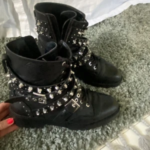 Boots  - Låga boots med ”nitar” från zara. så otroligt coola men får tyvärr inte använding av! Såååååå snyggt till typ en söt klänning, kjol eller ett par shorts🙌🏼