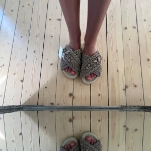 Inuikii tofflor  - Så fina Inuikii-tofflor som är helt nya och endast prövade inne (säljes då de var fel storlek), nypris var 2600 och de skickas i sin orginalkartong.