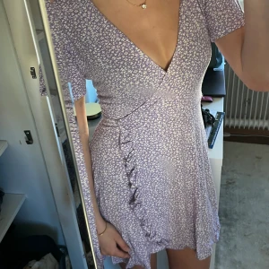 Blommig klänning - Fin blommig klänning i lavendel färg! Perfekt för kommande sommar💕🙌🏻