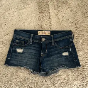 Lågmidjade shorts från hollister!! 💞💞💞Jätte fina nu till sommaren och en perfekt låg midja🤩🤩 Pris går att diskutera!!🫶🏼 Finns inte att köpa längre!! Köparen står för frakt.🩷