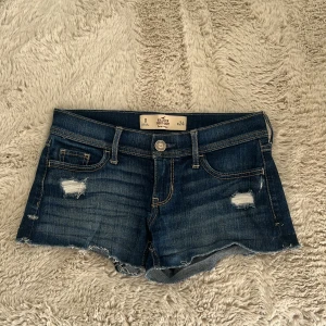 Hollister shorts - Lågmidjade shorts från hollister!! 💞💞💞Jätte fina nu till sommaren och en perfekt låg midja🤩🤩 Pris går att diskutera!!🫶🏼 Finns inte att köpa längre!! Köparen står för frakt.🩷