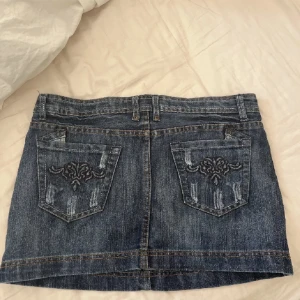 Jeans kjol - Köpt på plock aldrig använd av mig eller hon jag köpte av då den är för stor. 10/10 skick