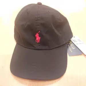 Ny svart Ralph Lauren keps med röd logotyp
