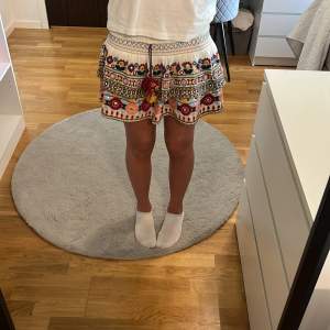 Säljer denna trendiga zara kjol i storlek s bra skick💗skriv om ni är intresserade så kan ja sätta på ”köp nu”💗