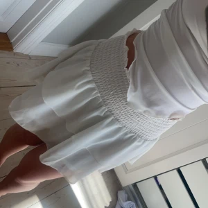 Kjol - Sååå fin kjol ifrån Chelsea! Bra skick o knappt använd! Jätte stretchig så passar allt mellan xs-m skulle jag säga🤍