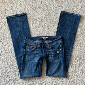 Lågmidjade jeans  - Så najs lågmidjade jeans! Skriv för fler bilder💘 Midjemått rakt över: 36cm. Innerbenet: 84cm. Benbredd: 21cm