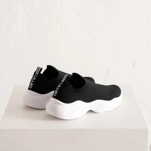 Aimn skor - Storlek 39. Inte använt så mycket. Bekväma skor man kan gymma med men också bara ha på sig. Köpte för 600kr