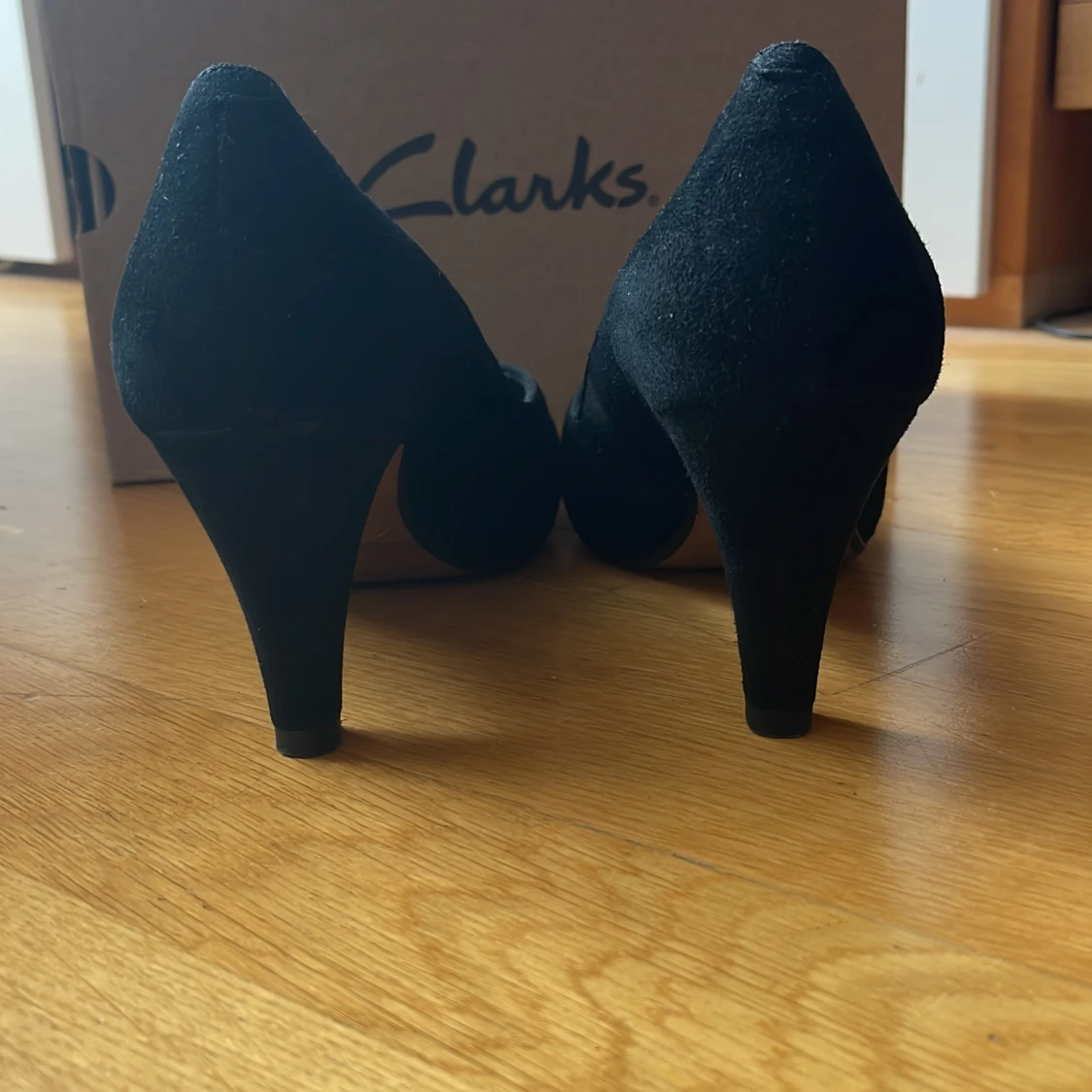 Clarks, högklackade mocka pumps - 91