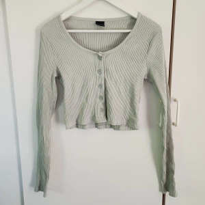 Mint grön magtröja  - Storlek L, men är som en medium. Köpt på gina tricot. 