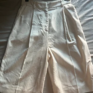 HOUSE OF DAGMAR TAILORED SHORTS OAT - Oanvända shorts nypris 3100kr