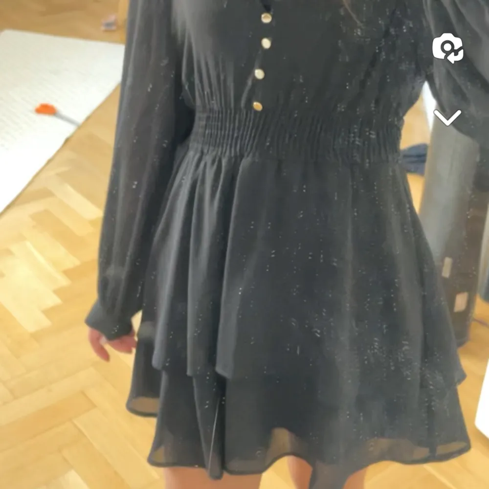 En svart jätte fin klänning från zara, endast använd en gång köpt för 399. Klänningar.